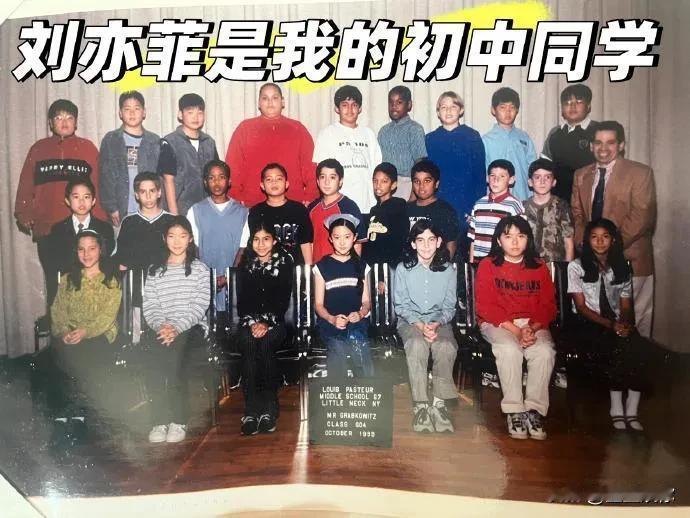 刘亦菲1999年10月还在美国读六年级，2002年5月进组《金粉世家》，2002