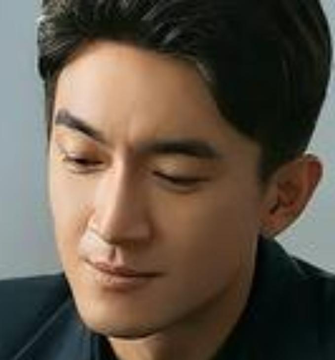 蒋奇明曾说“我的工作就是演戏”，这体现了他对演艺事业的专注与热爱。
蒋奇明出身于