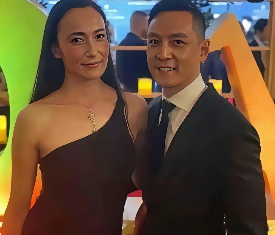 帅到骨子里的男神，也是我的偶像。老婆是中美法三国混血，两人同框，吐槽声越来越多，