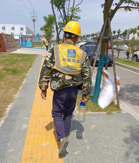 热射病 ​ 深圳这个天气，户外工作者真是辛苦[淡淡的]我家附近的楼在弄翻修，工人