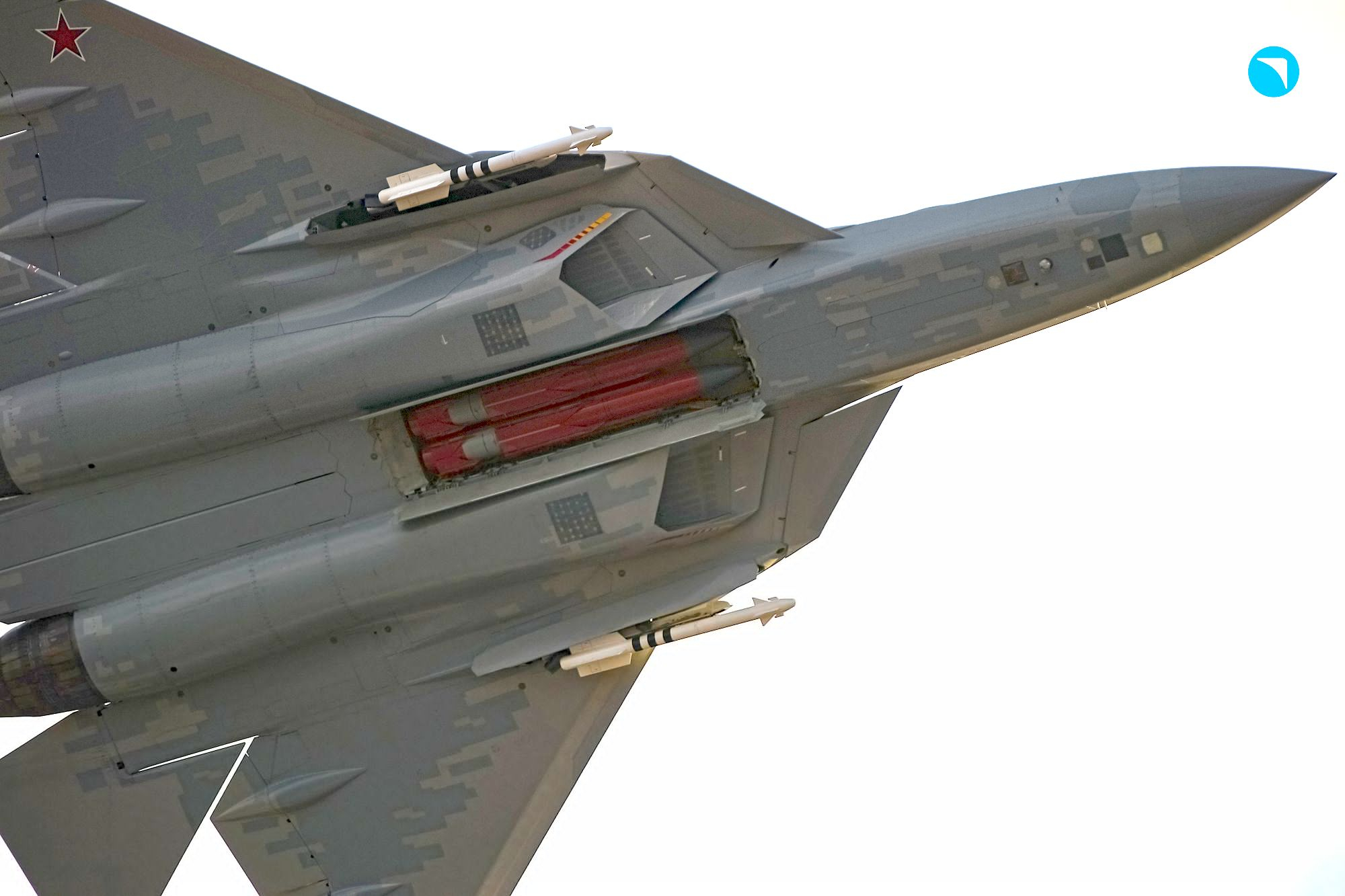 Su-57内部弹舱首次展示，这个设计还是非常精巧的，特别是近距格斗导弹舱很紧凑 