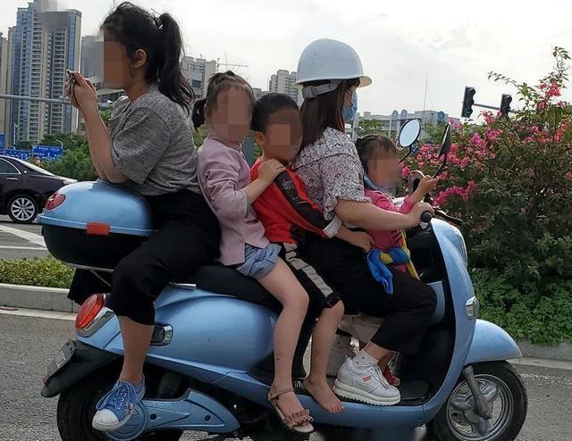 为什么日本不禁摩？
东大因为禁摩的政策，现在基本上很少看到摩托车身影了。
电动自