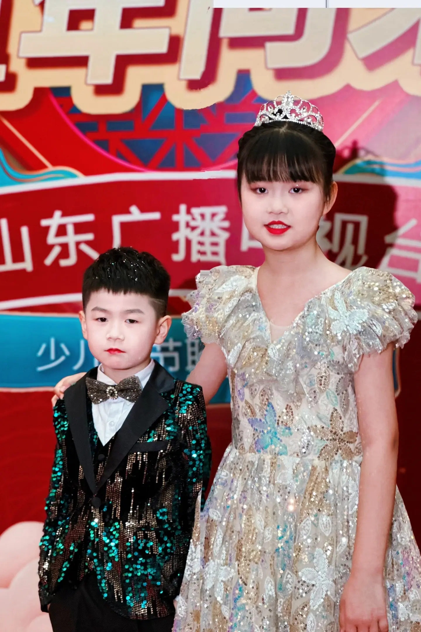 山东省少儿春晚小主持。省台的妆容就是不一样哈～