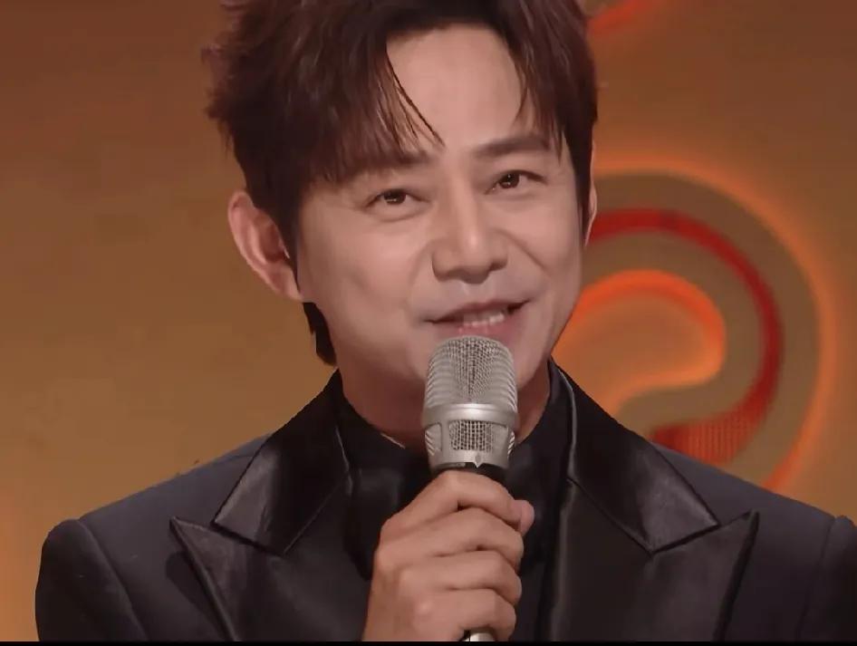 原来何炅出生也是湖南，难怪他担任湖南卫视春晚主持人那么多年。
每年都有生面孔，而