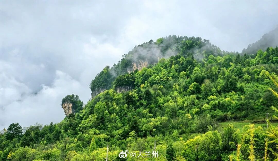 甘肃小众避暑地秦岭深处，烟雨晕染云屏，铺开一轴水墨山河。甘肃小众旅行地薄雾为峰峦
