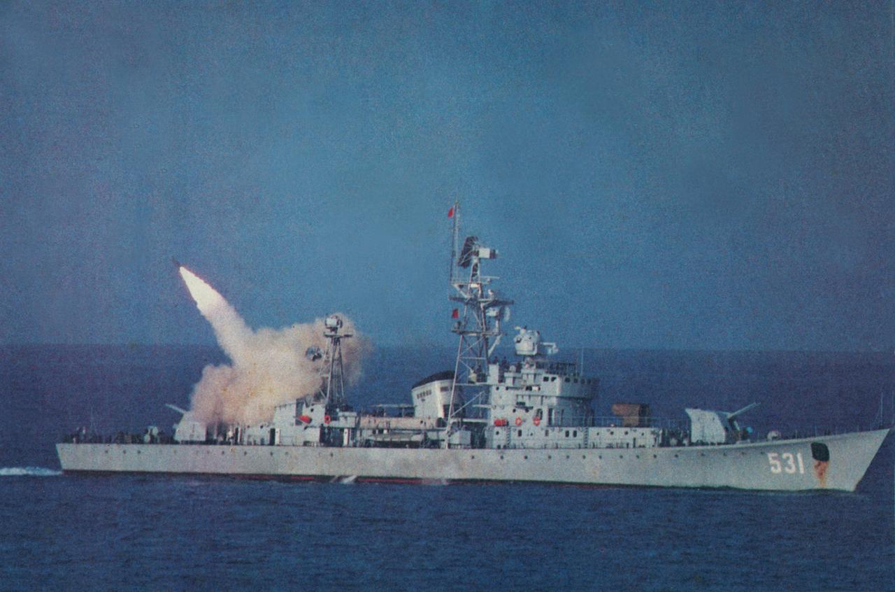 当年真不容易啊，红旗 - 61遭遇技术难题，后来捞到了美国的 AIM-7导弹才解