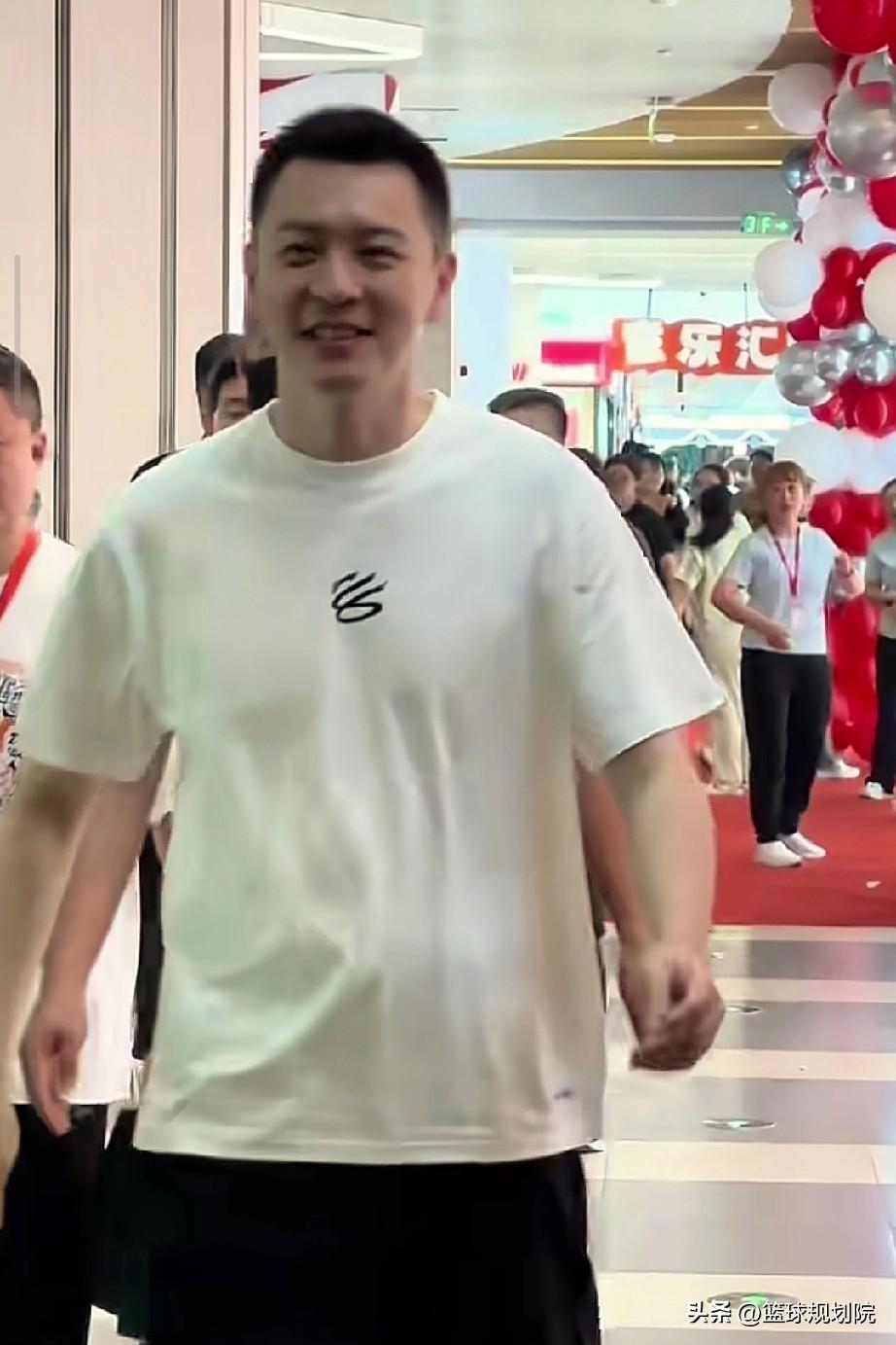 杨鸣指导真是活动不断了，又来商场参加活动了！

杨鸣指导这人气太旺了，走到哪又都
