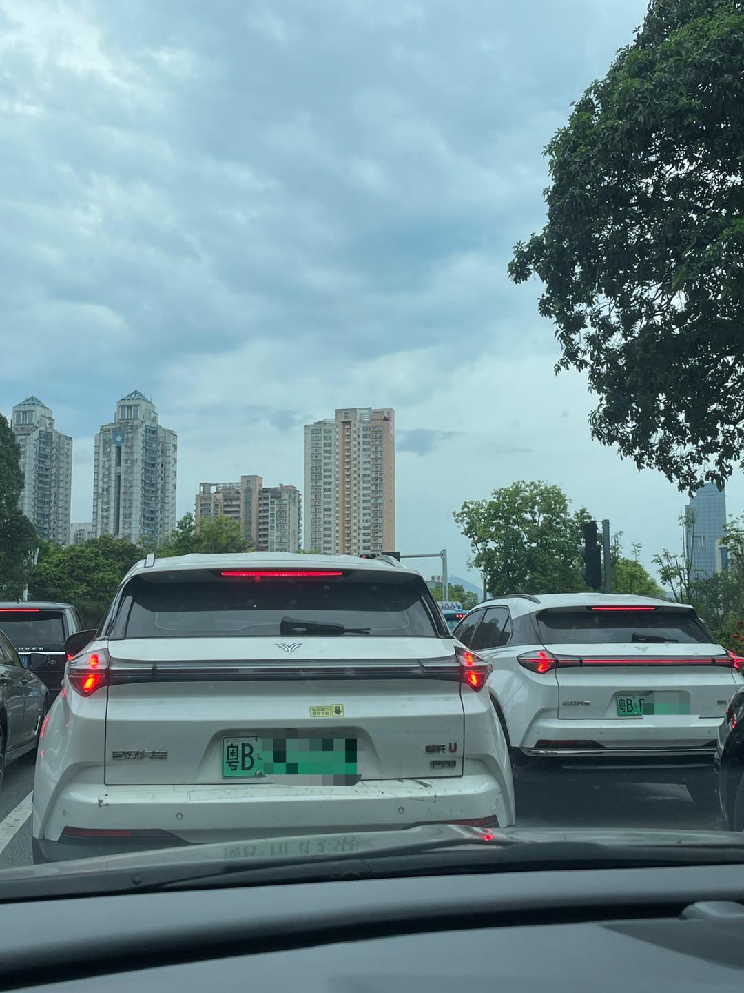 大家一起找不同，这两辆哪吒U有什么不一样？[doge] ​​​