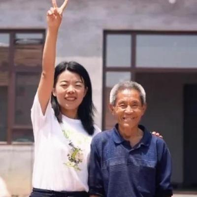 1989 年，山东临朐，69 岁老太在路边捡回个女婴，送给这家不要，给那家也不要