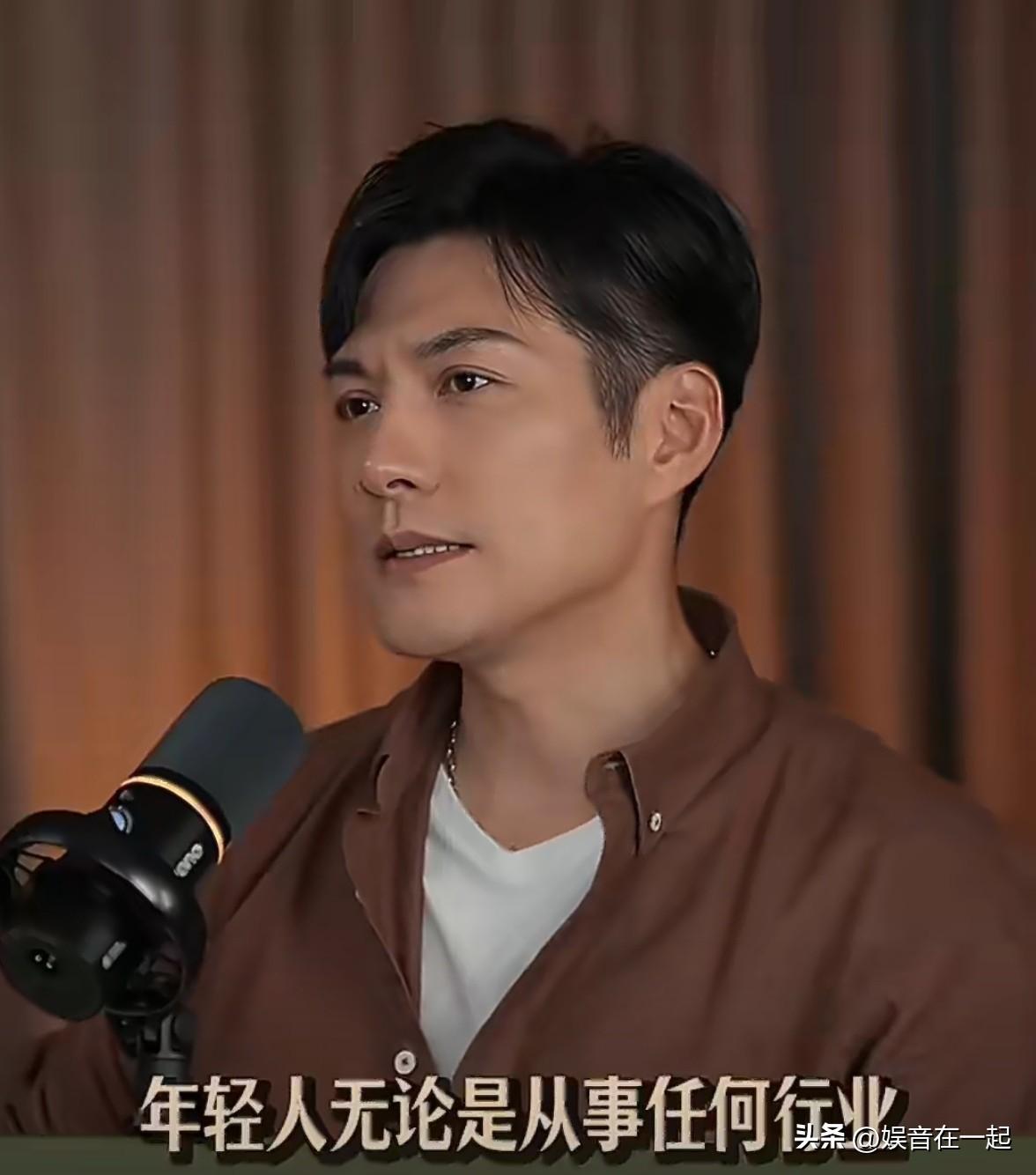 “粉底液将军”的争议把张凌赫推上了舆论风口浪尖。4月1日，严屹宽在播客里为他发声