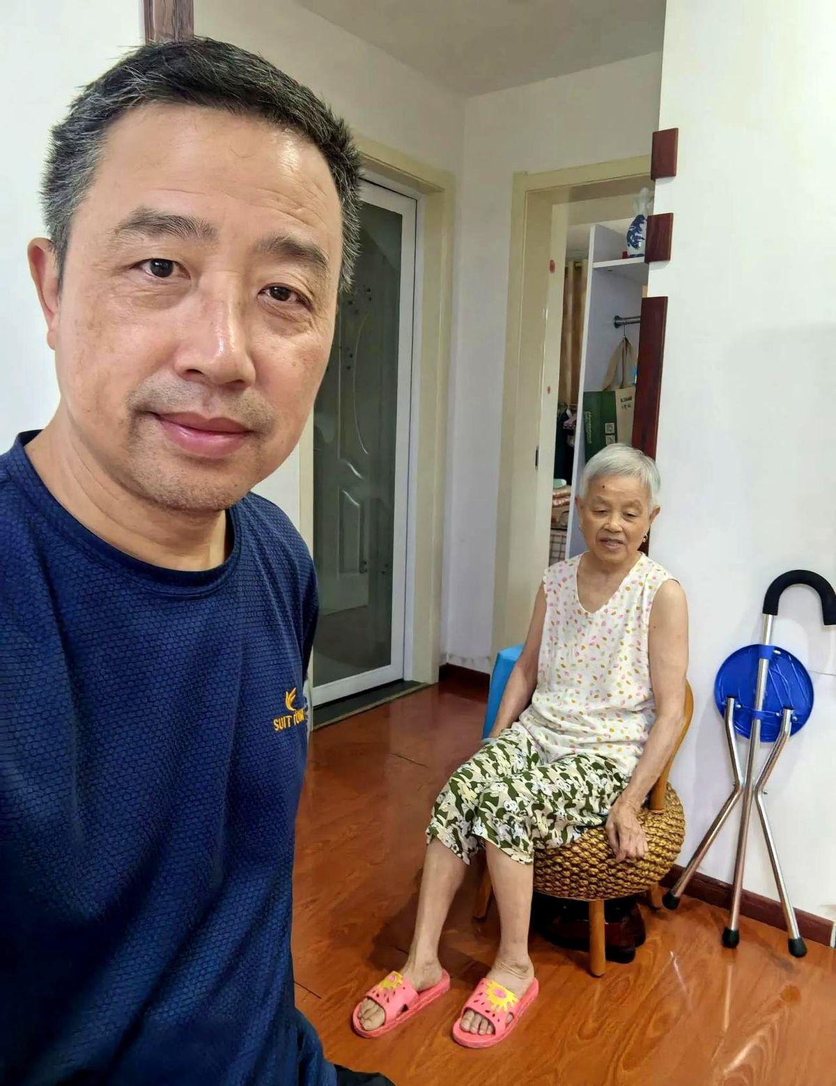 1.53亿老人不会调字体，却撑起2万亿网购

他们连锁屏都怕按错，却年年在网上花