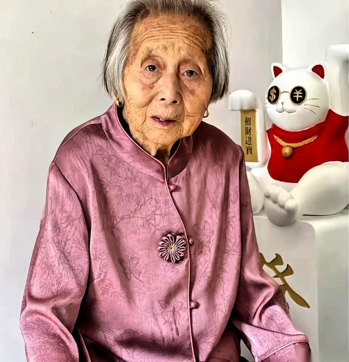 早上9点，老太太坐在轮椅上，距离她断气只剩最后两个半小时。她一句整话也说不出来，