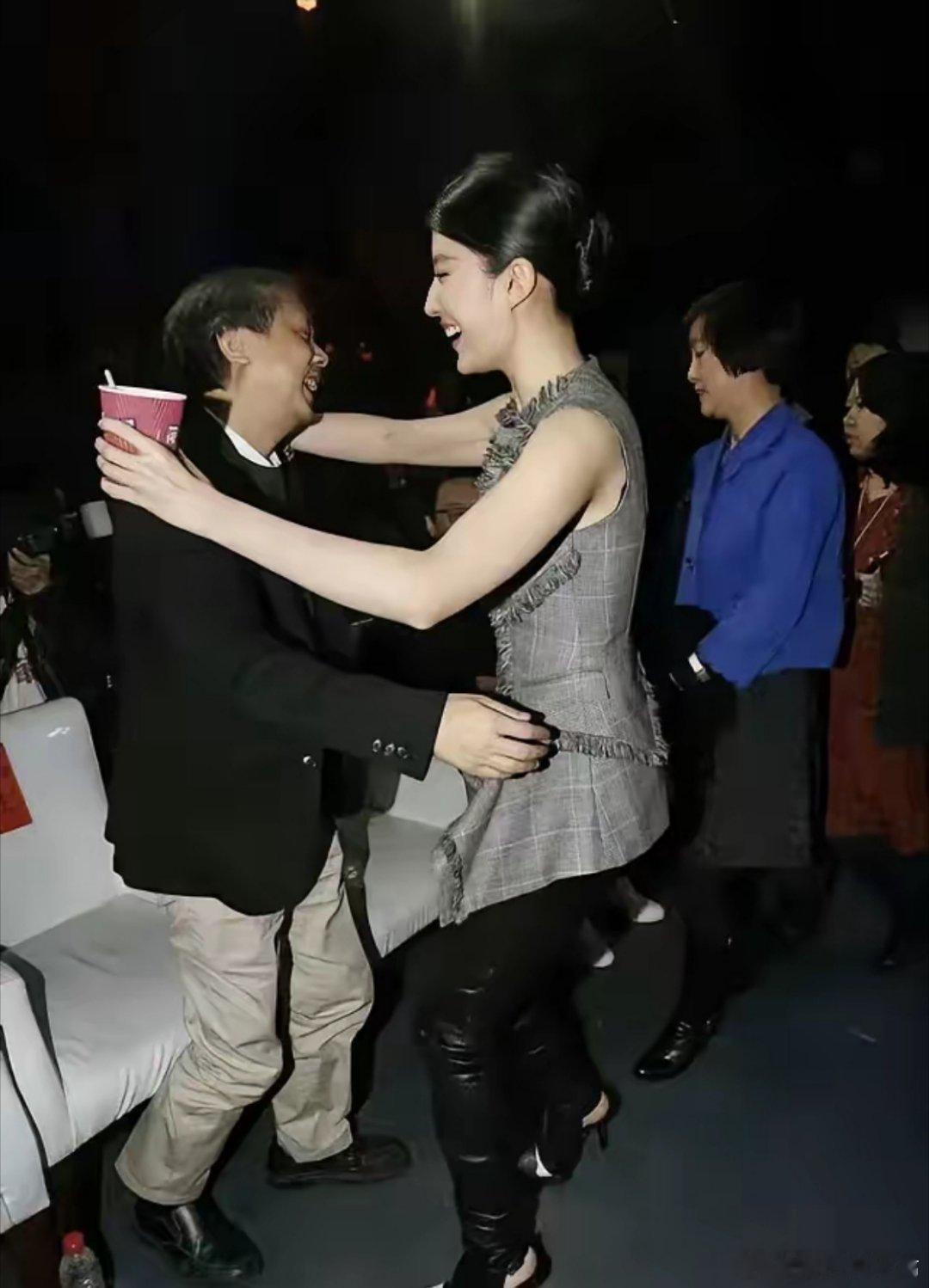 刘亦菲，170cm，热情拥抱。 