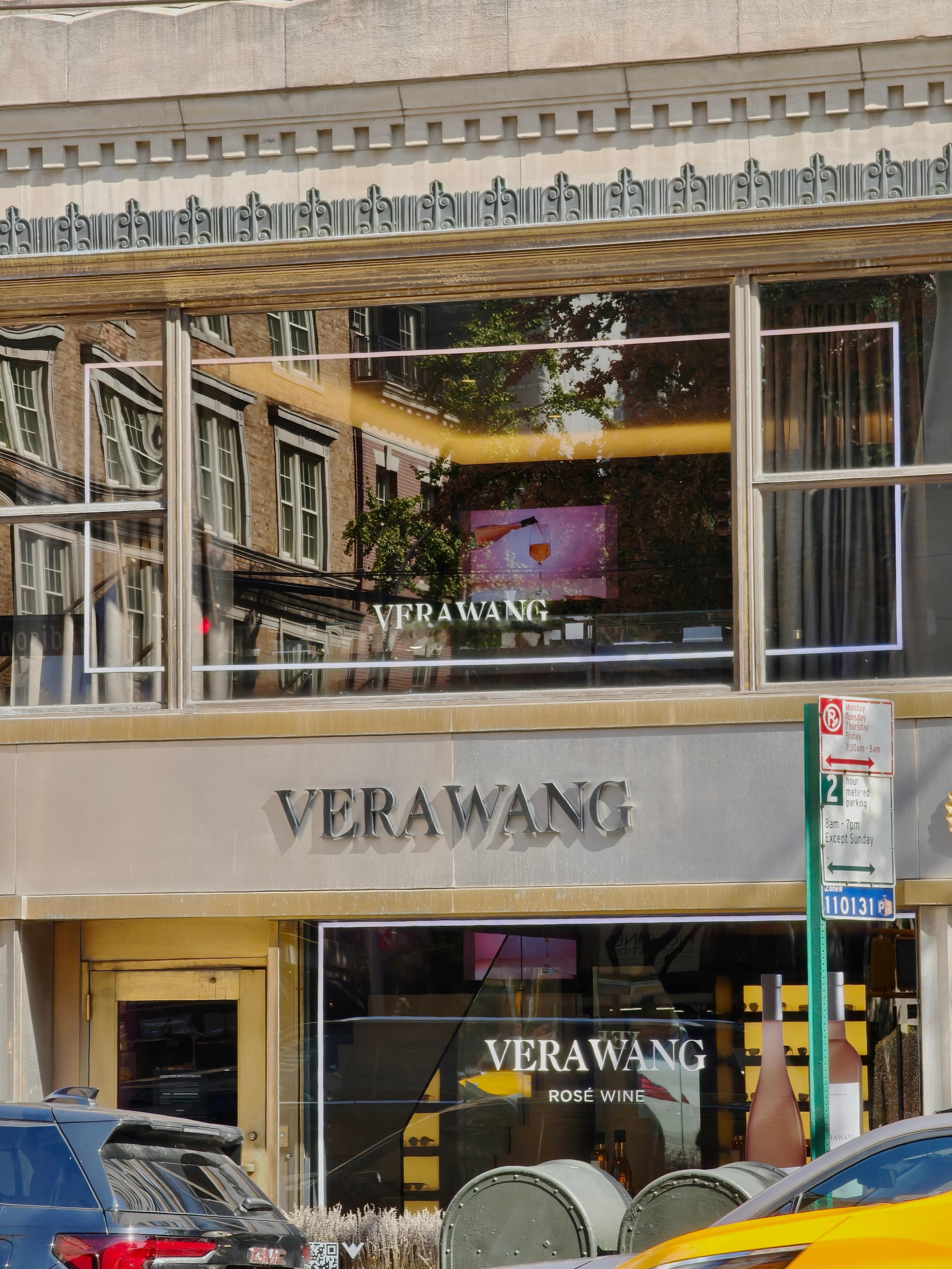 从中央公园出来闲逛到上东区麦迪逊大道，两侧的高订店橱窗展示和路上的漂亮人都好精致