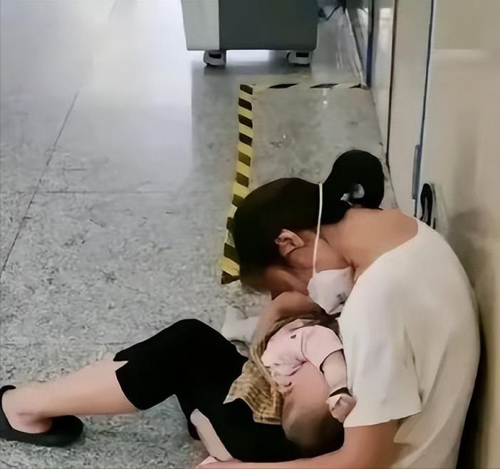 江苏盐城，一个才5个月26天的男婴，抢救近一个小时后，医生摇头说了句“没呼吸了”