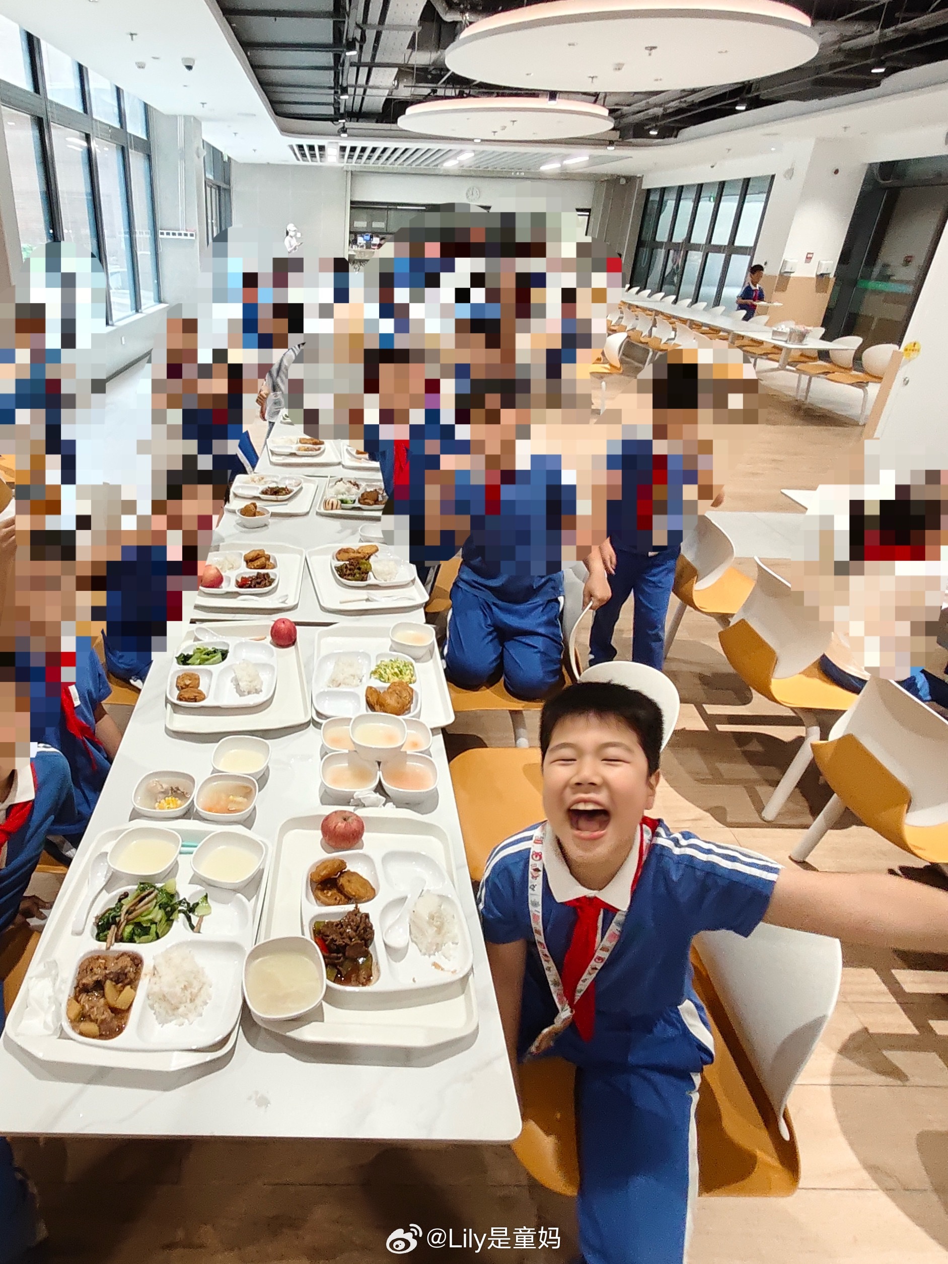 本来下午停课了，可以提前接回来，但是呢！也可以托管在学校。我忙完了想着上完两节课