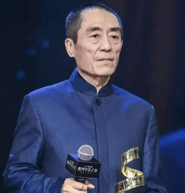 76岁张艺谋苦干42年，仍在工作，岳父岳母如今也享受到了天伦之乐
