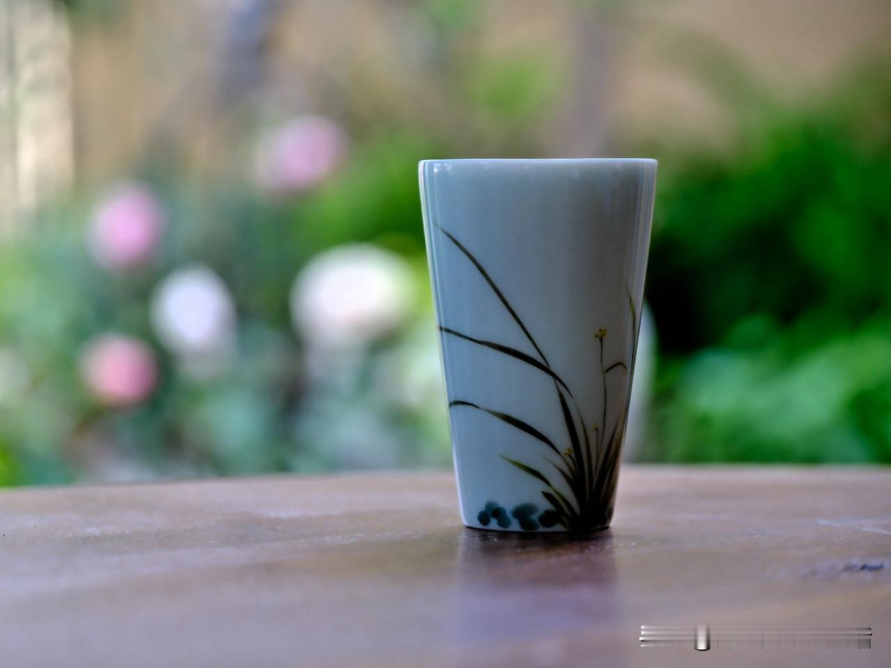 阴雨连绵，最清闲的周末安然，听雨赏蕉，品茶读书。
…………
想着……
两个人最好