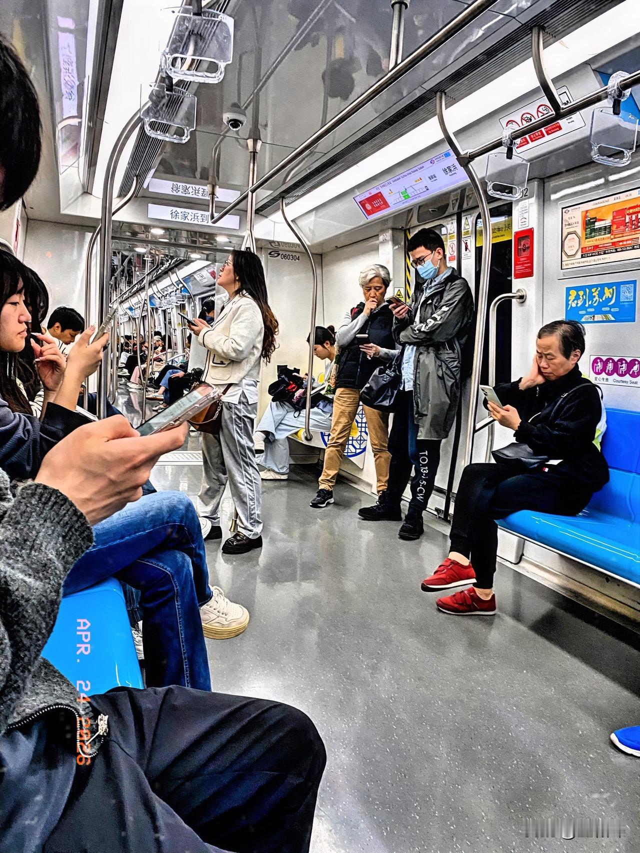 周五地铁6号线，非高峰期人亦不少。