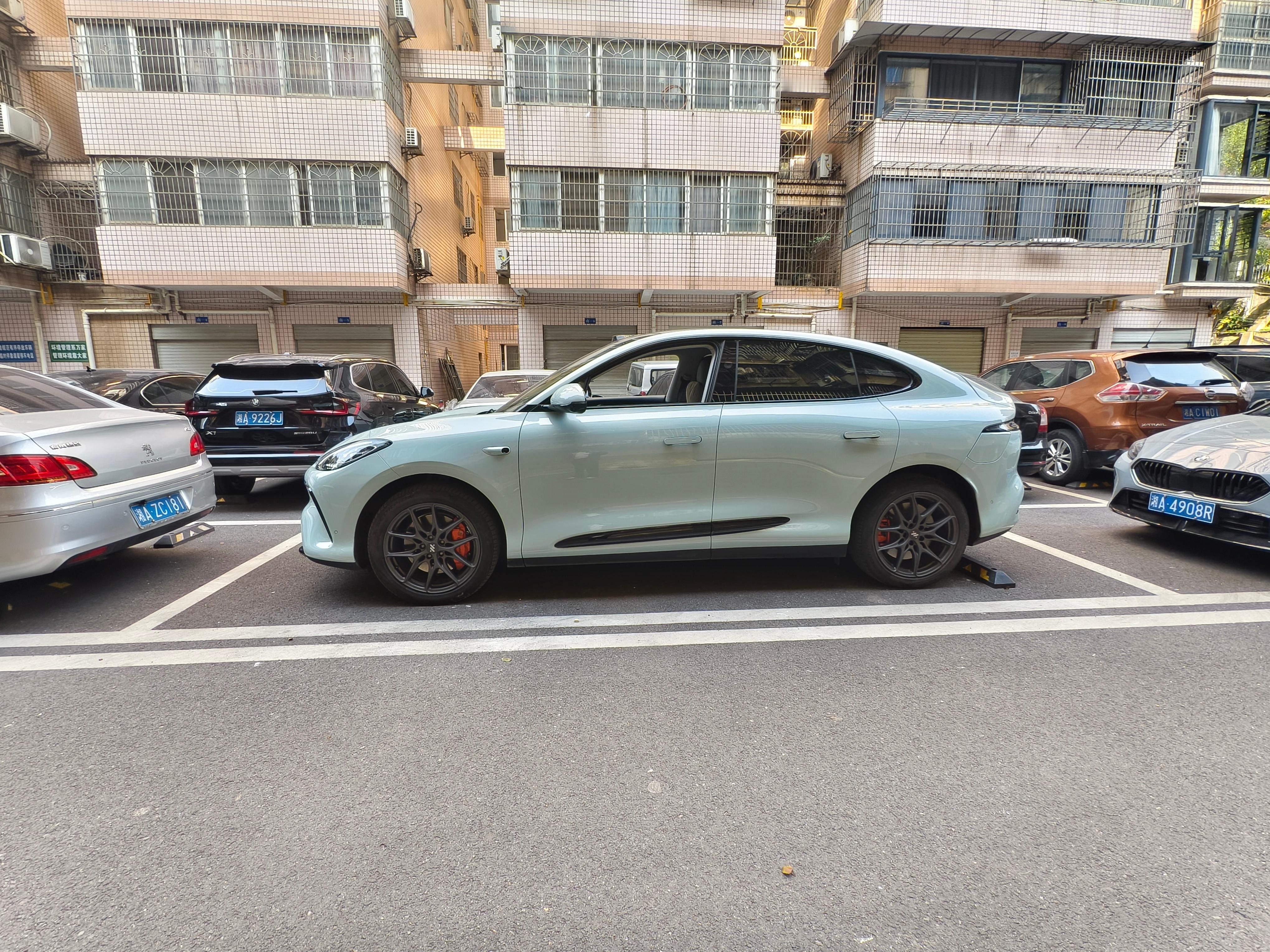 智己这泊车像是自研的，反正我感觉Momenta不至于这水平，一个这么宽的侧方位，