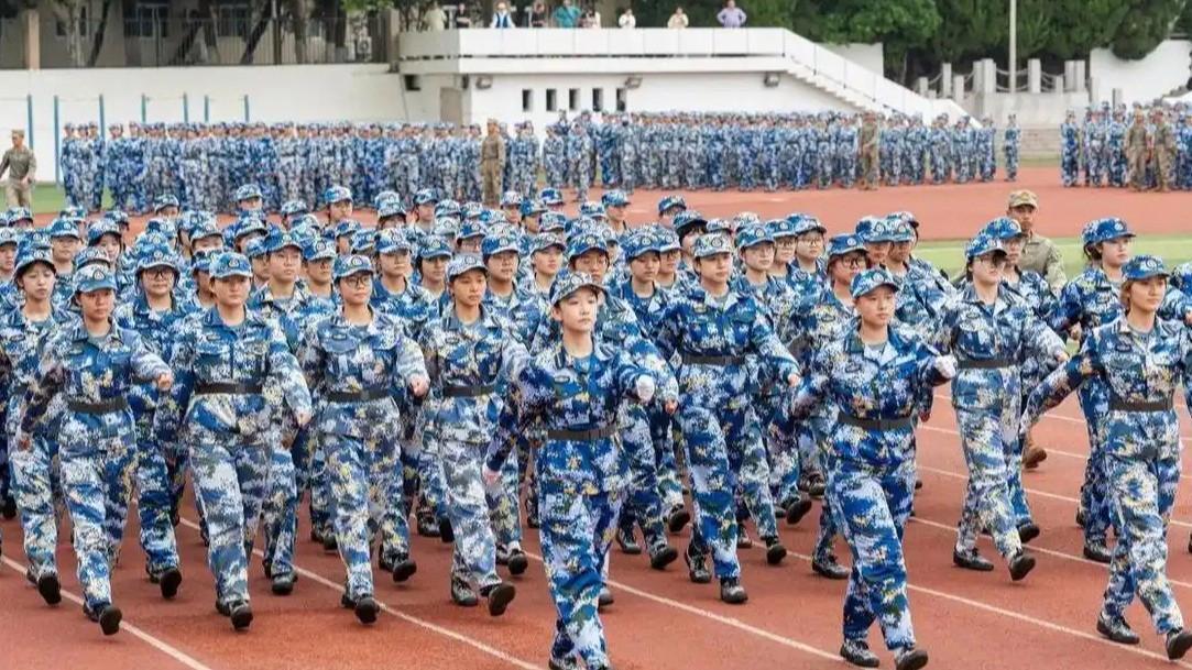 我寻思这年头风向变得也太快了。以前高考出分后，大家挤破头往985冲，现在倒好，海