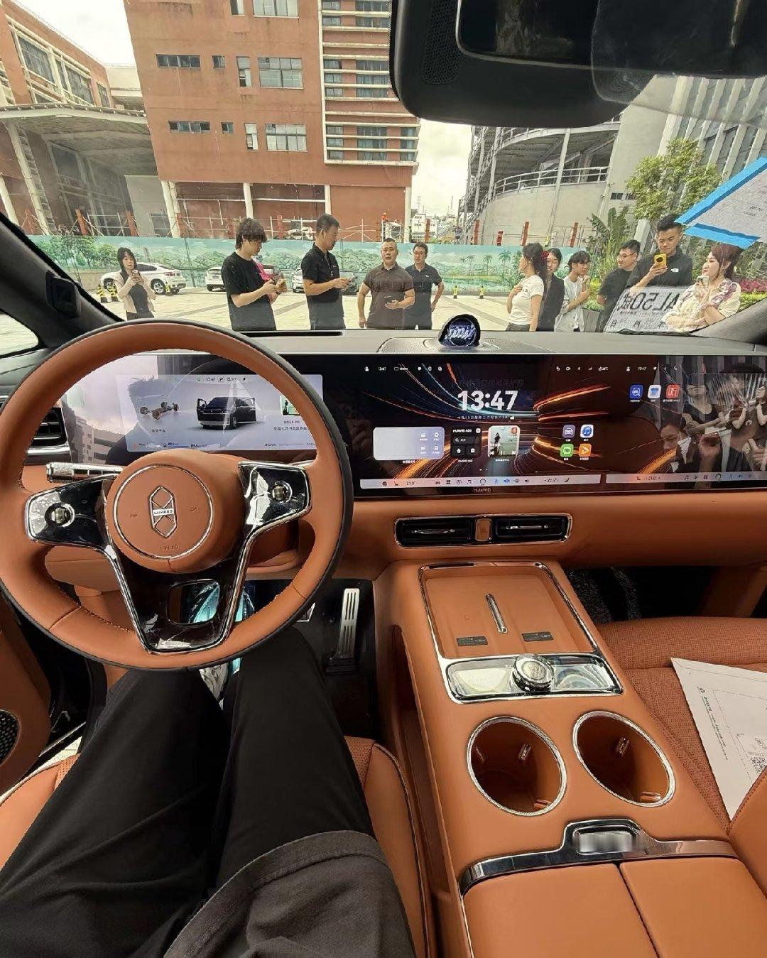 智界V9将于4月22日开启预订咱们抢先来感受下智界V9的内饰~中控和副驾大连屏黑