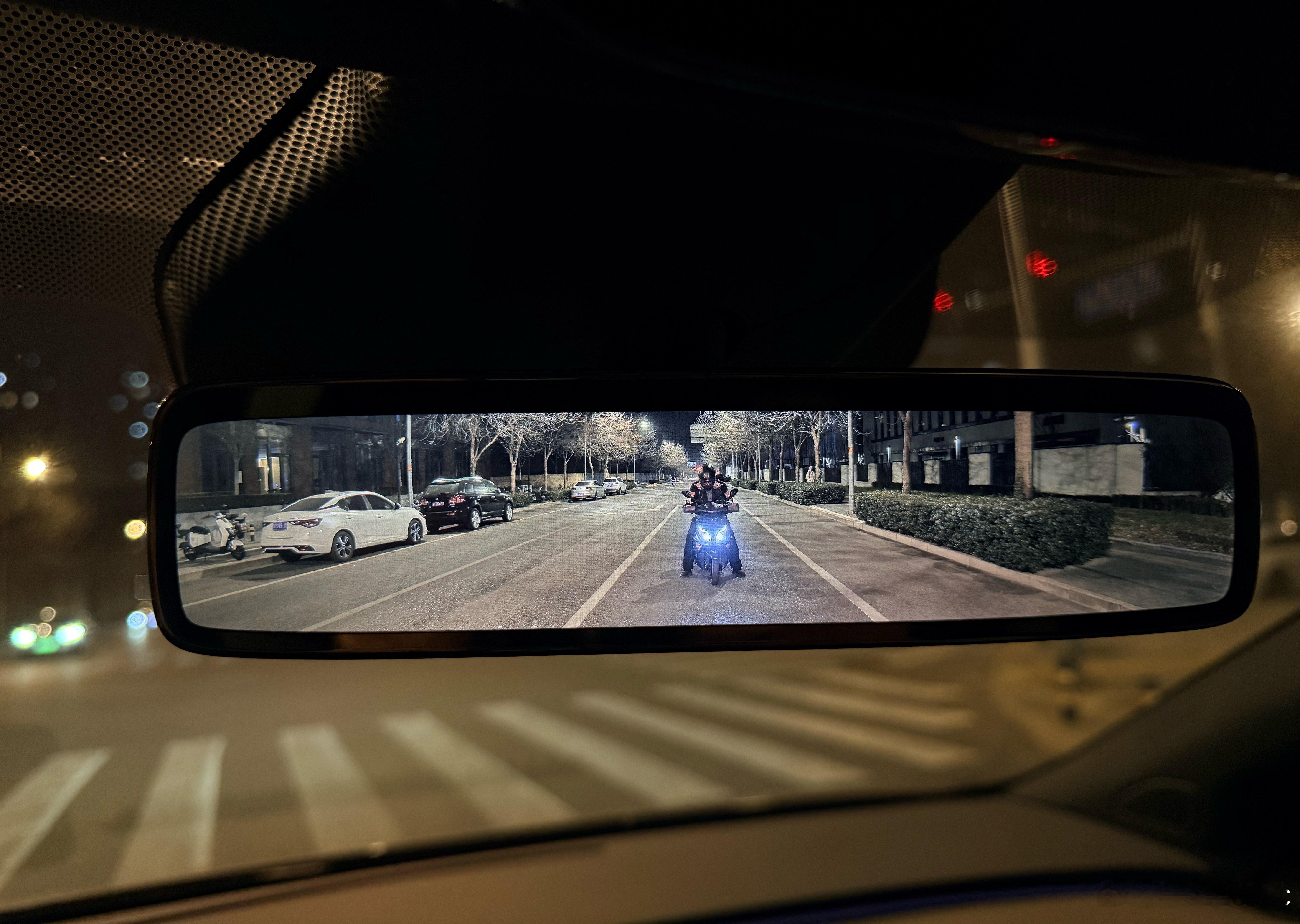 我以前一直不喜欢流媒体后视镜，一个是没人眼清晰，晚上噪点还多，人眼视野切换还要第