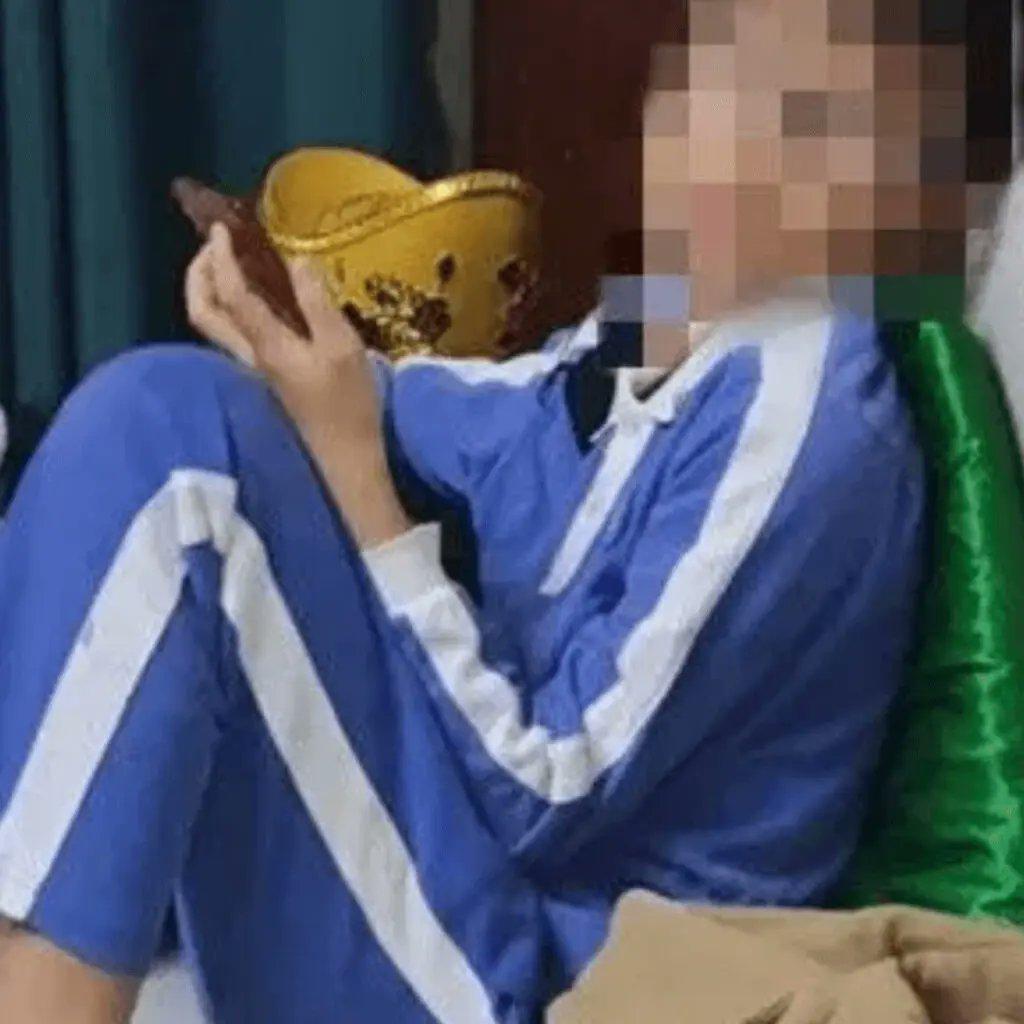 凌晨一点半抓到儿子躲被窝偷玩游戏，这位爸爸的处理方式，当时直接吵上热搜。
 
家
