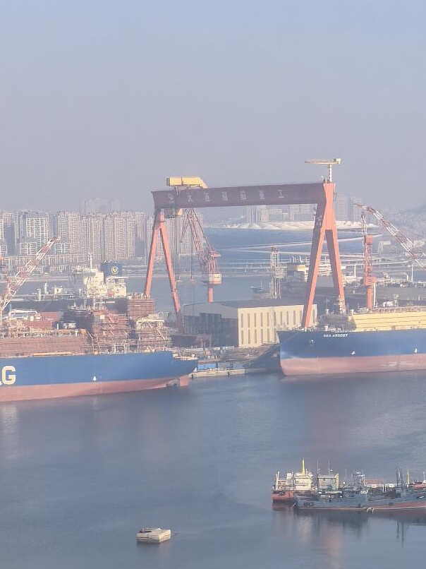 今日北方某地侧视图 模块越来越多了，水线下的搭载进度很快 屏蔽箱顶盖的高度基本就