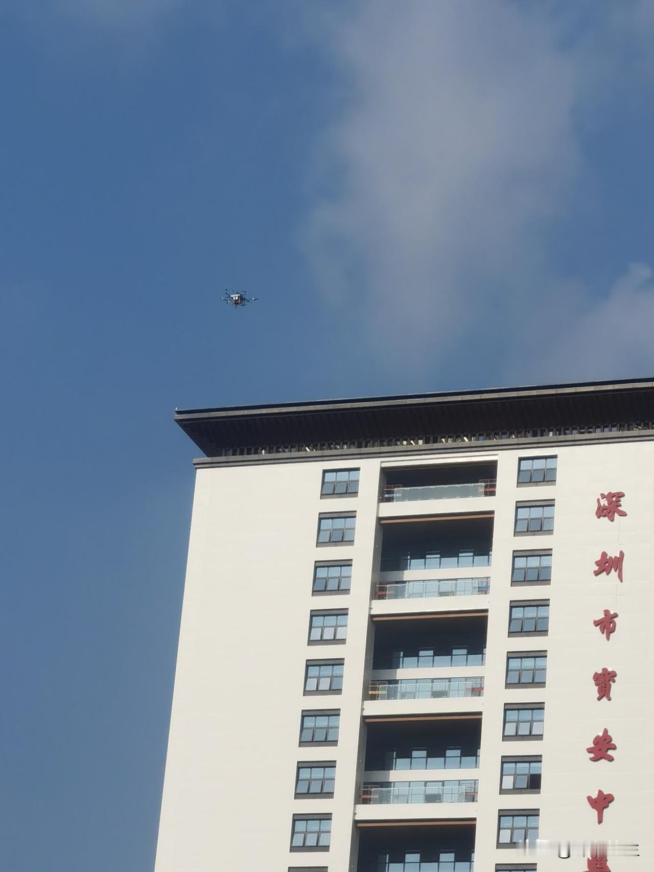 深圳天空又“搞事情”！路过宝安中医院附近，抬头就是无人机稳稳飞过，挂着货舱，像城