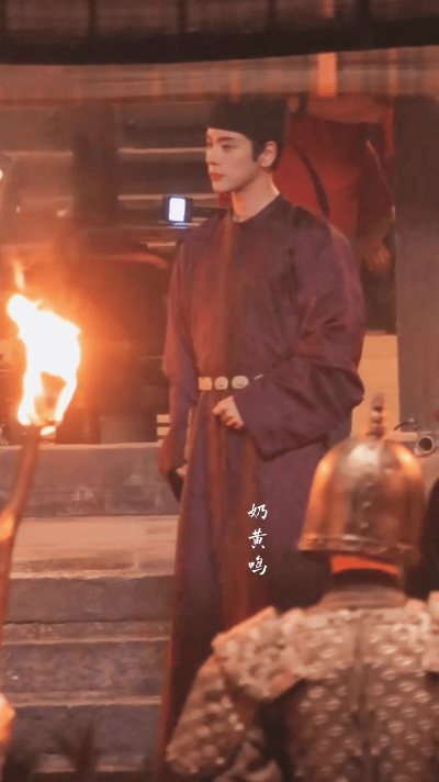 魏哲鸣祝姑娘首个路透  一眼被这套造型抓住紫色官服配官帽，魏哲鸣状态很好官臣氛围