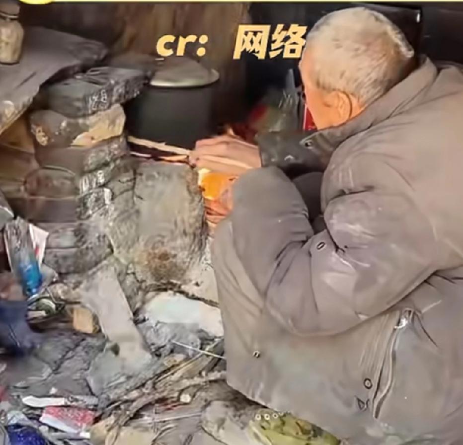 87岁老人的集市：五子绕膝，却守着一袋滞销的土豆
一袋滞销的土豆，一块冰冷的豆腐