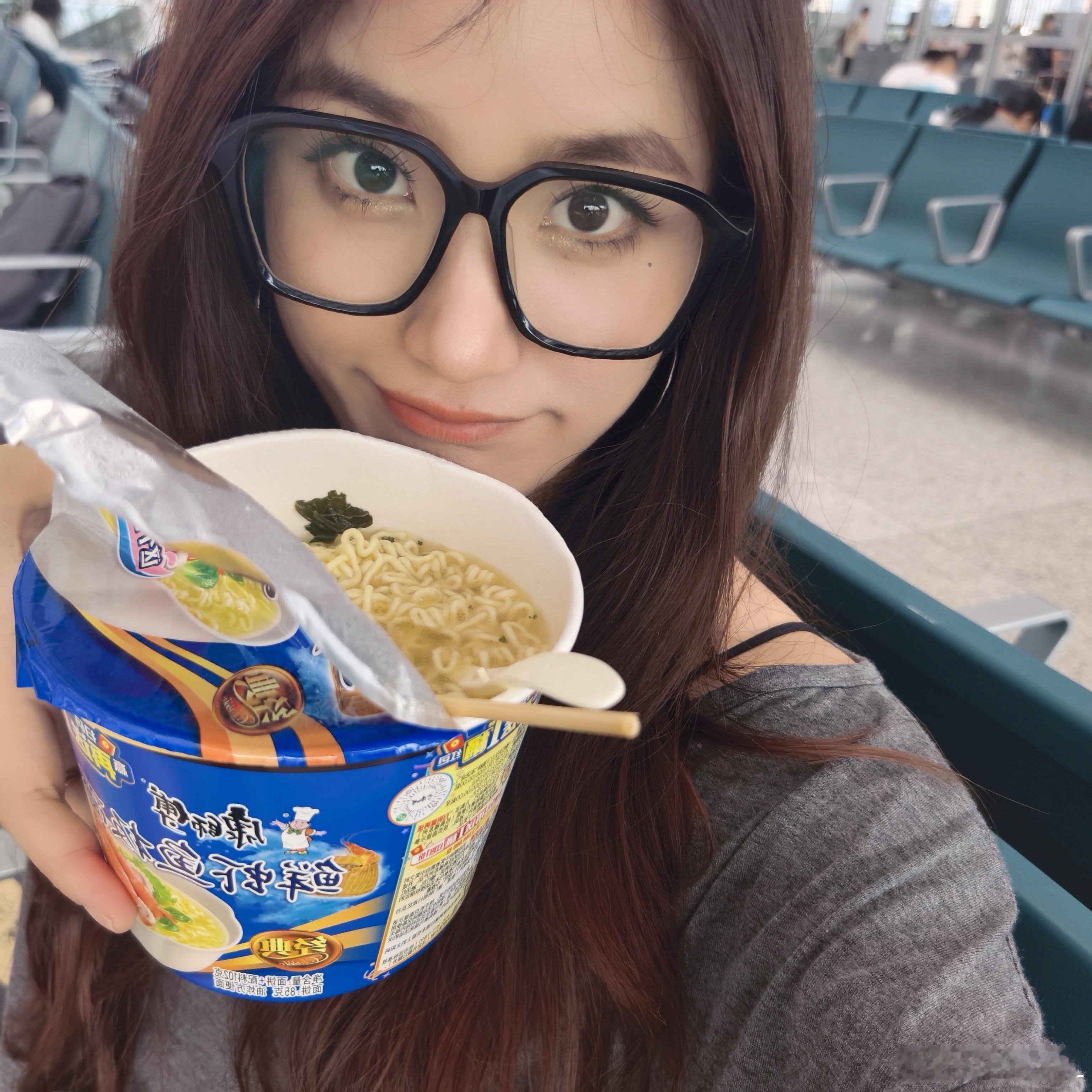 昨晚飞机延误早上四点半才回到酒店休息。然后又接着赶活动去了。结束后来不及吃上饭又