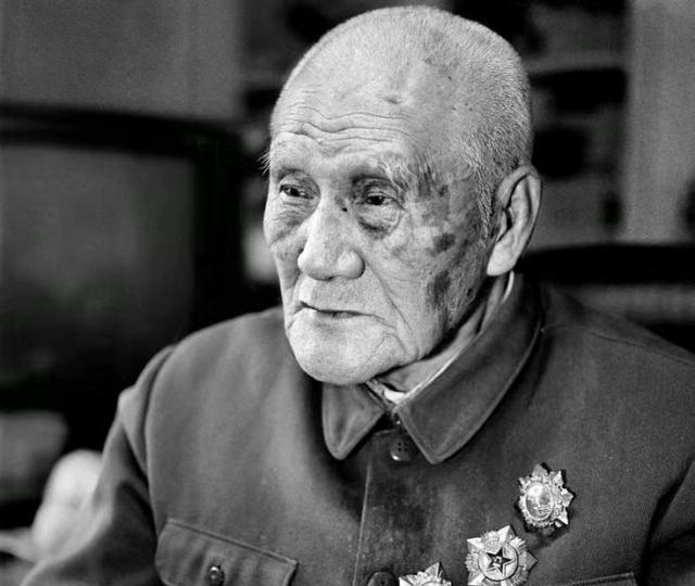 1940年秋天，毛主席去食堂时，突然一个人拎着木棍朝毛主席后脑勺砸去，千钧一发之