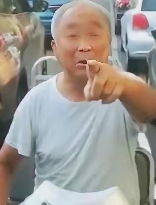 [月亮]山东，一饭店推出5元早餐不限量，大爷交过钱后，就拿了7个鸡蛋、两屉小笼包