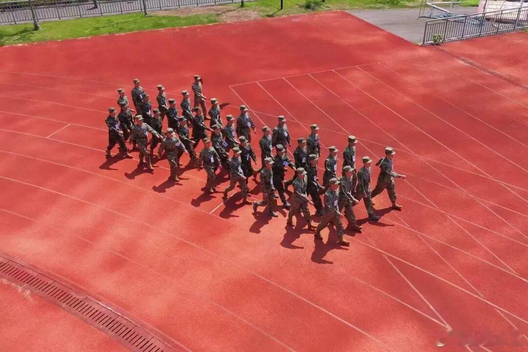 红色家风润少年，一腔热血赴深蓝✨松阳少年阙小川出身军旅世家，外曾祖父征战抗美援朝