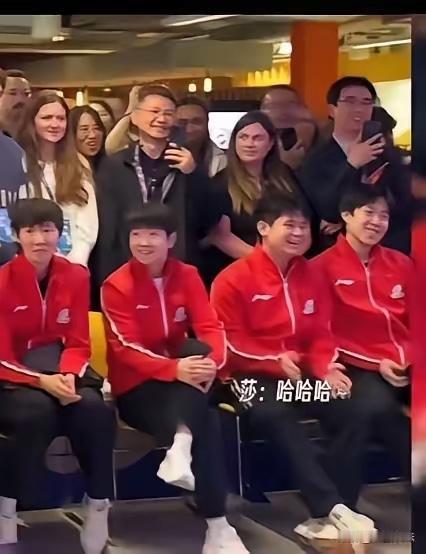 大胖校园打球，被莎莎和大头笑得腼腆起来！

伦敦世乒赛结束，国乒走进伦敦校园，同