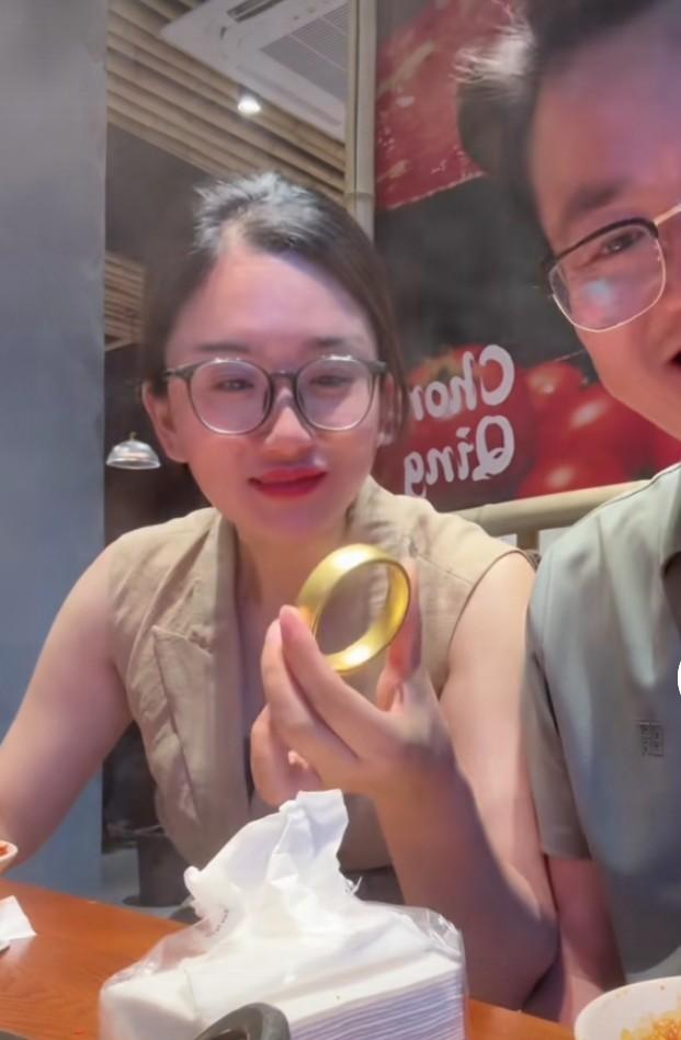 十几年了也没给媳妇买成金镯子，去年好不容易私房钱攒够了，给老婆了，她又不舍得买了