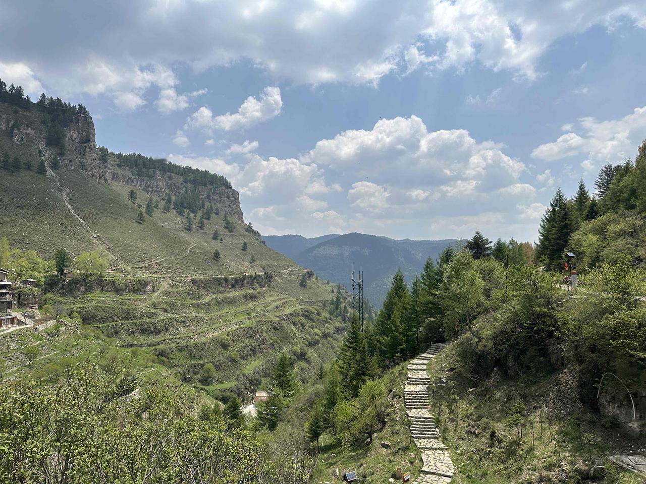 【悬崖上的活态古村！300年悬空村藏空中奇迹】

海拔2300米的绝壁间，明清古