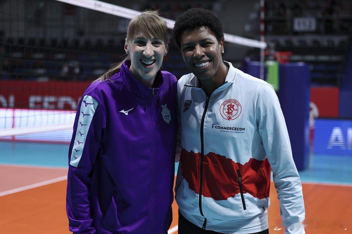 欧冠联赛 | 老友重逢米哈伊洛维奇与巴西选手雷吉安妮·比迪亚斯在欧冠赛场重逢。二