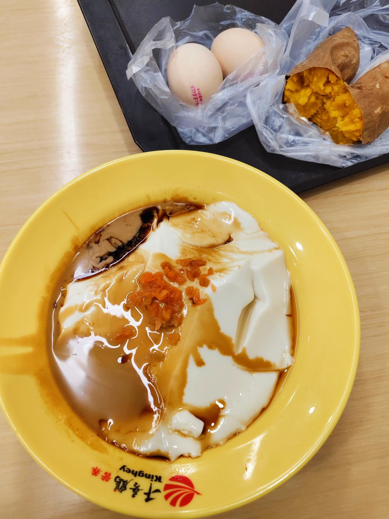 美食《早餐豆腐脑》，我们房间的四个人，其中有两个人感觉省中医的营养餐厅饭菜不能完