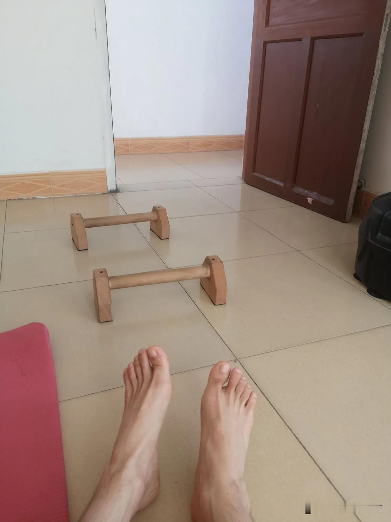 每天80个深蹲多吗？怎么有人说每天都做80个深蹲的话，膝盖都会废了。
80个深蹲
