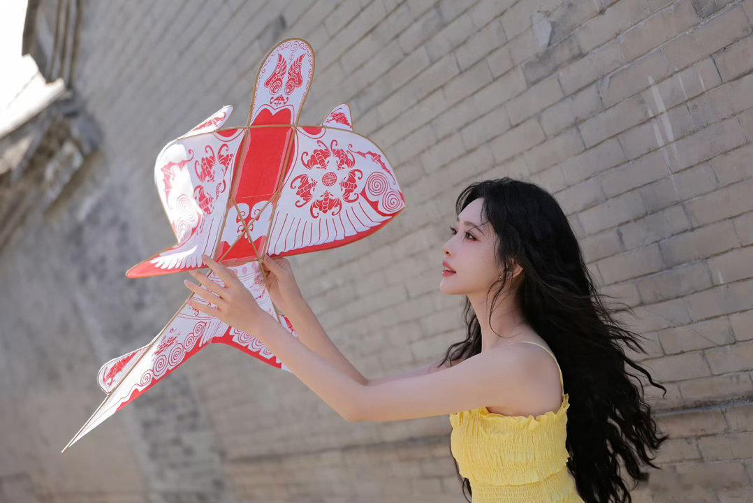 李昀锐孟子义按姓氏笔画排镜头留存片场细碎美好，按姓氏笔画排序并肩而立，昀牵孟绕同