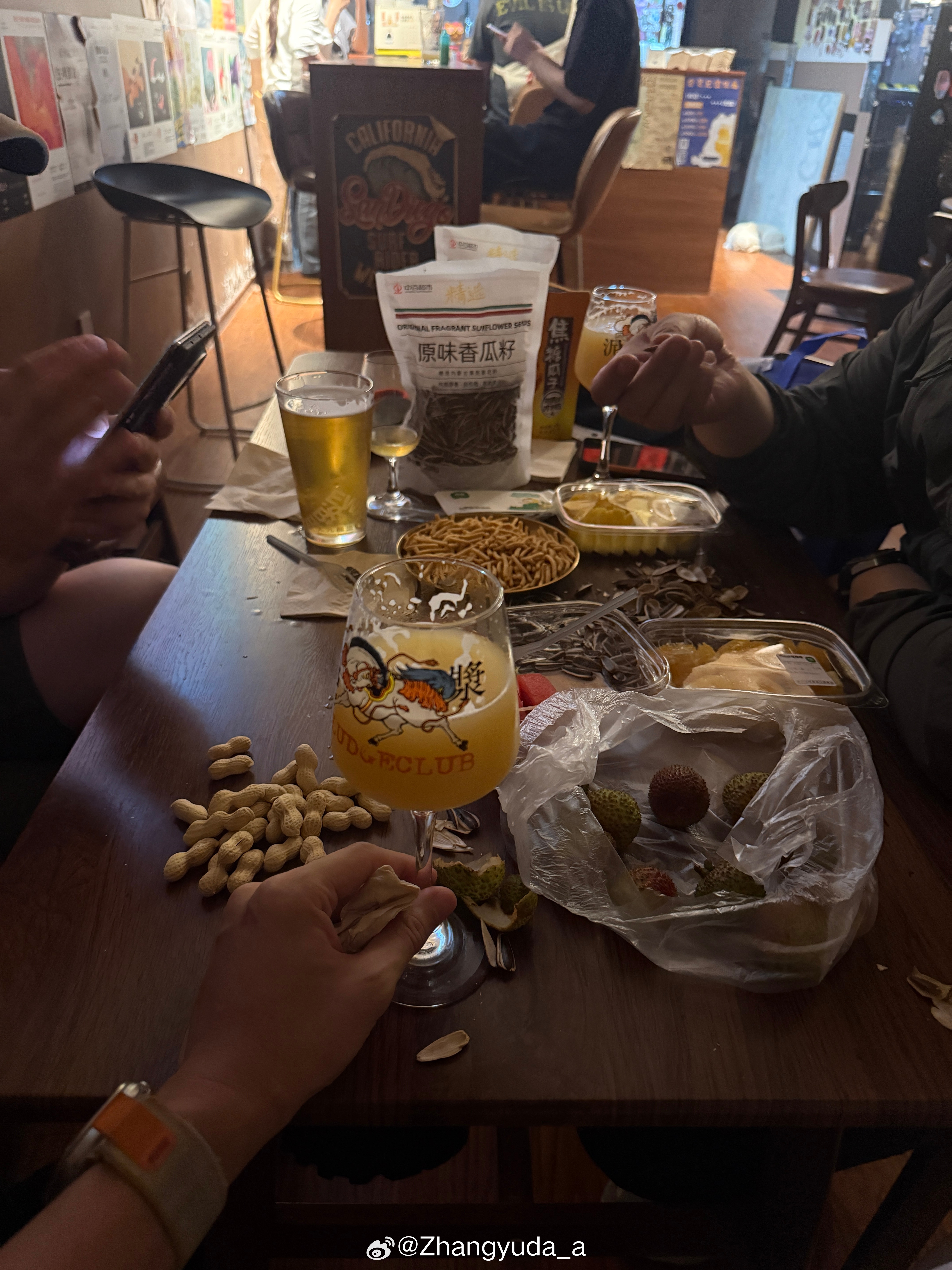 冒个泡 忙里偷闲和老朋友喝了我近几年的第一次酒 感慨挺多 以后得对自己好点了 合