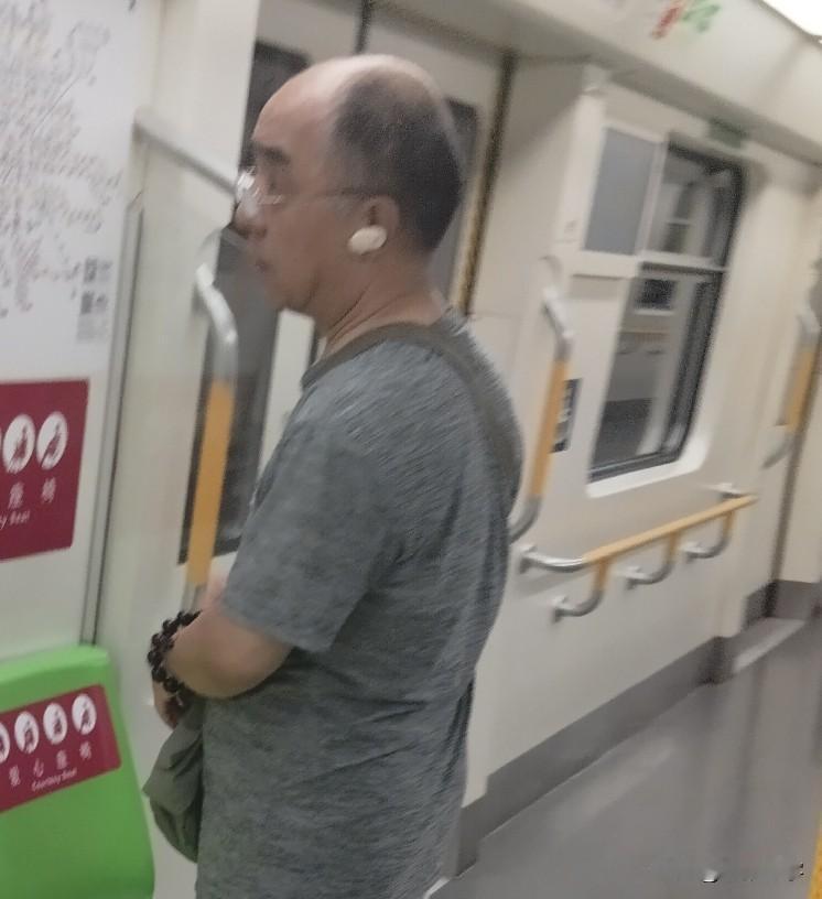老李是一个大学教授，辛辛苦苦干了一辈子，终于把自己的闺女养大成人。结果他的闺女居