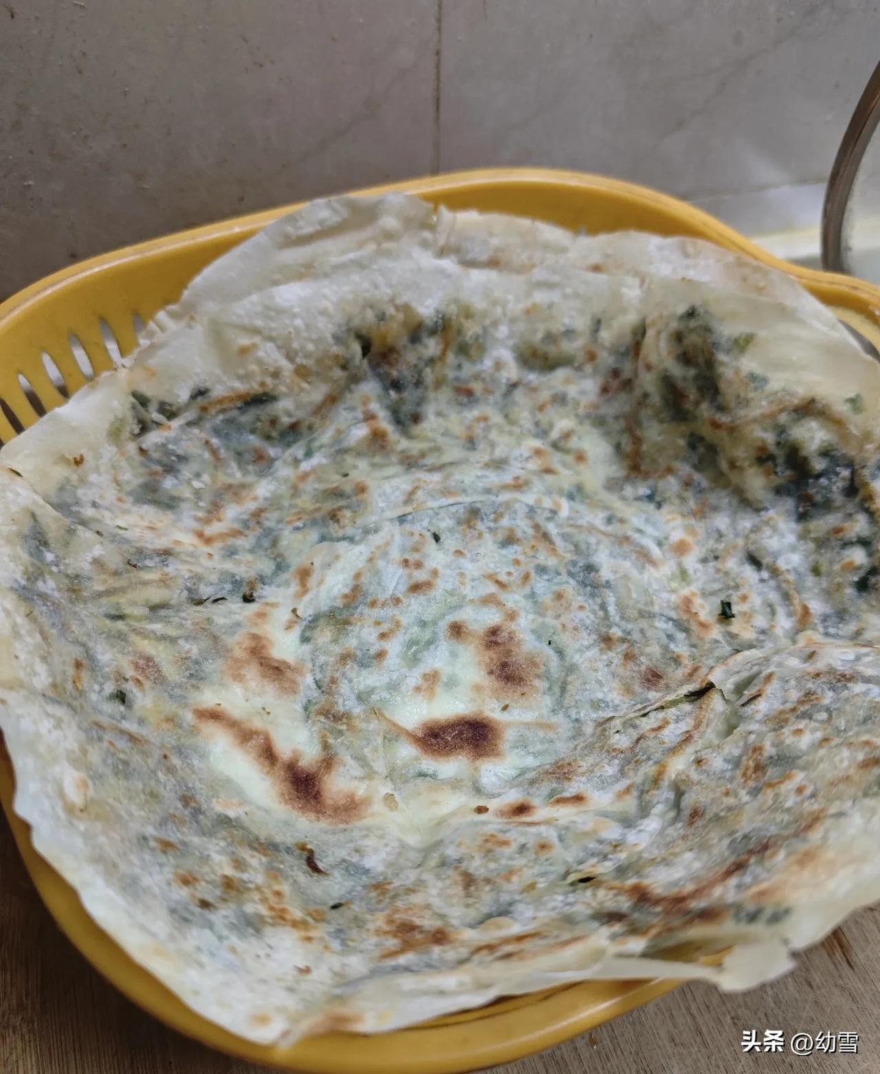 婆婆做的烙馍卷菜，

简直是“心有灵犀”的美味。

下班时我刚在超市买了十张烙馍