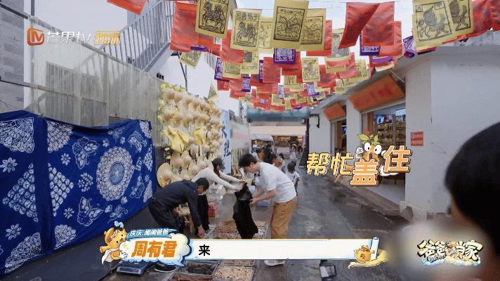 爸爸当家中断录制帮小摊贩挡雨爸爸当家普通小贩谋生本就不容易，众人愿意放下手头拍摄