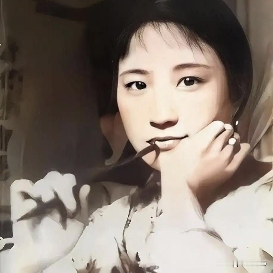 陆小曼那双眼睛，脉脉含情，摄人心魄。眼波流转间，是欲说还休的娇，是不设防的媚，剪