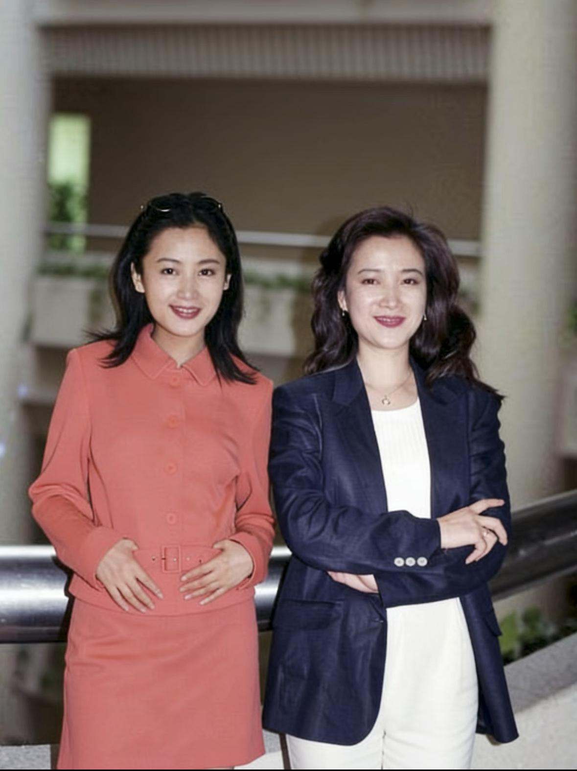 陈红何晴早期合照，真的是细糠年代，陈红美得吸睛，何晴贵气优雅

陈红何晴早期合照