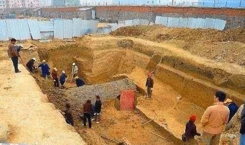 1965年，南京挖出一具父女合葬的墓，另外还出土了200枚完好的“仙丹”，专家知